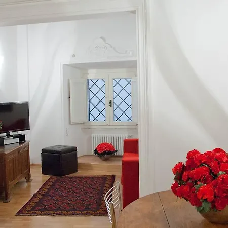 Center Apartment Rom